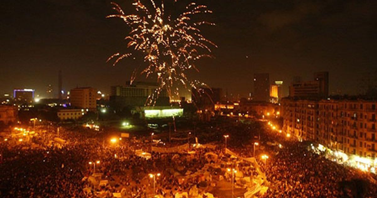 Єгипет, Каїр. Єгиптяни святкують вночі на площі Тахрір у центрі Каїра, яка стала епіцентром народного повстання, в результаті якого від влади був відсторонений президент країни Хосні Мубарак. Тисячі єгиптян співають і розмахують прапорами. / © AFP