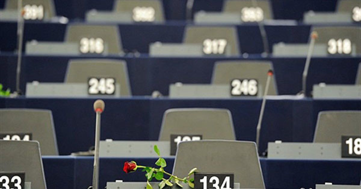 Франція, Страсбург. Трояндами прикрасили місця жінок-депутатів у Європейському парламенті, щоб відсвяткувати 100-річчя Міжнародного жіночого дня. / © AFP