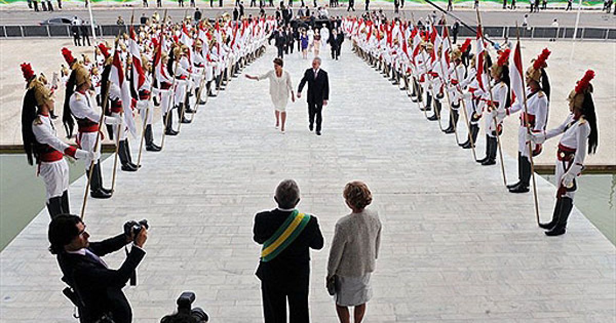 Бразилія, Бразиліа. Новообраний президент Бразилії Ділма Руссефф та віце-президент Бразилії Мішель Темер перед церемонією інавгурації у палаці Планальто у Бразиліа. Ділма Руссефф стала першою жінкою-президентом південноамериканської країни. / © AFP