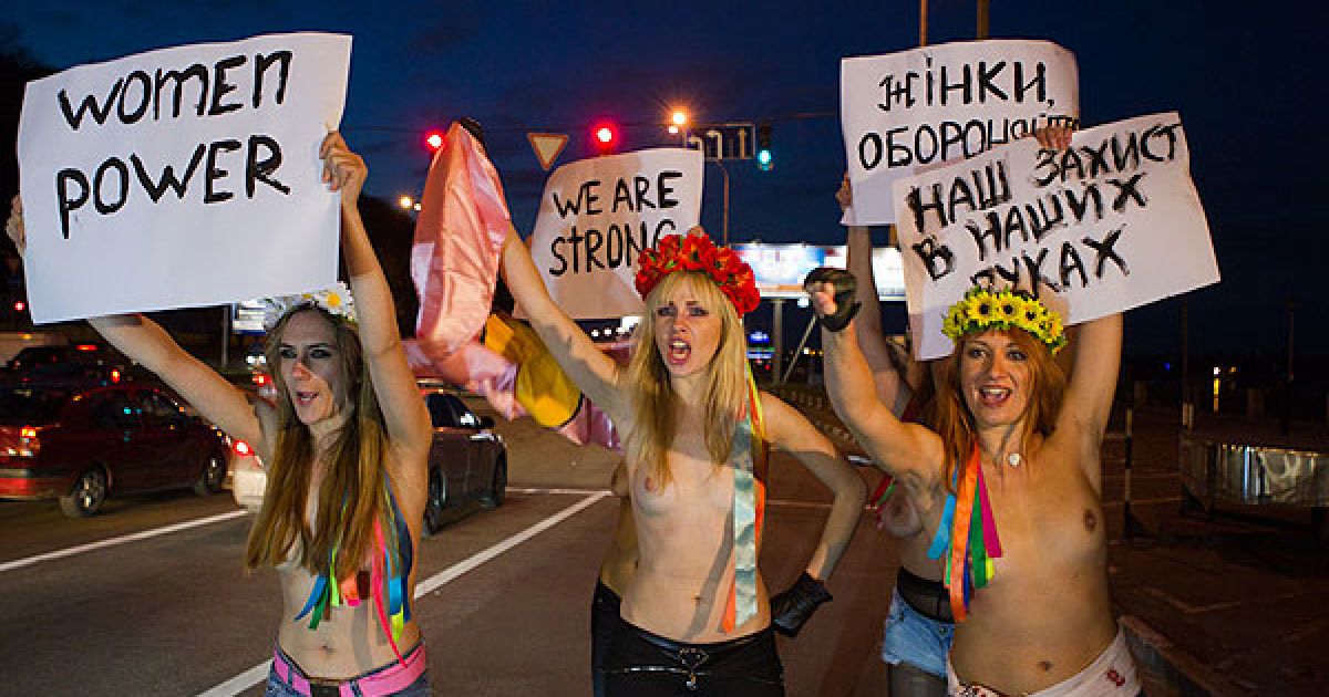 Активістки жіночого руху FEMEN роздяглись і вийшли на одну з київських трас з плакатами "Women power", "Тронь хоть пальцем", "We are strong", "Жiнки, обороняйтесь", "Наш захист в наших руках". / © Жіночий рух FEMEN