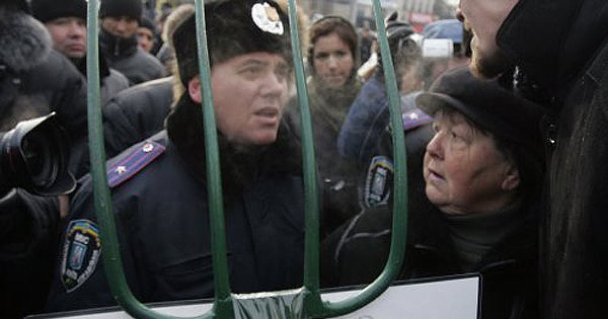 У центрі Києва декілька сотень мітингуючих зібралися на Європейській площі. / © УНІАН