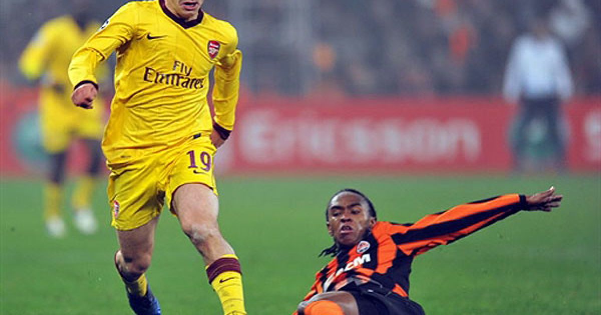 Джек Уїлшир перелітає через Вілліана / © AFP