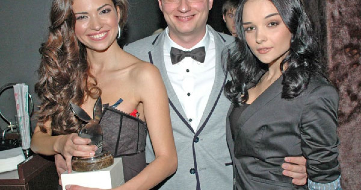 Головний редактор українського Playboy Влад Іваненко (у центрі) разом з Playmate of the Year 2009 Валерією Рожевою і Playmate of the Year 2008 Євгенією Діордійчук.