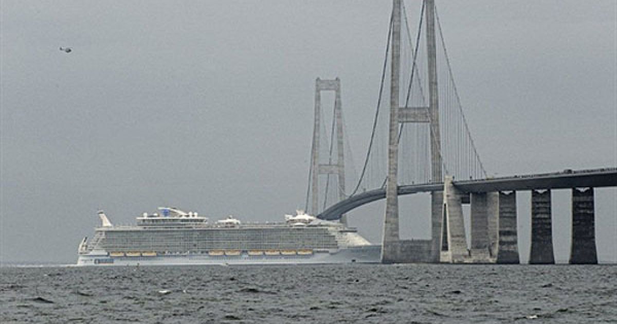 Данія, Корсер. Круїзне судно "The Allure of the Seas" проходить під мостом, який з&#039;єднує датські острови Фуенен і Зеландія. "The Allure of the Seas", побудований у фінському місті Турку, склав свій перший великий "тест", пройшовши під датським мостом, вищим за корабель усього на 30 см. Довжина "The Allure of the Seas" становить 361 м, а ширина - 66 м. Судно може прийняти на борт 6360 пасажирів і матиме екіпаж з 2100 людей з різних країн. / © AFP