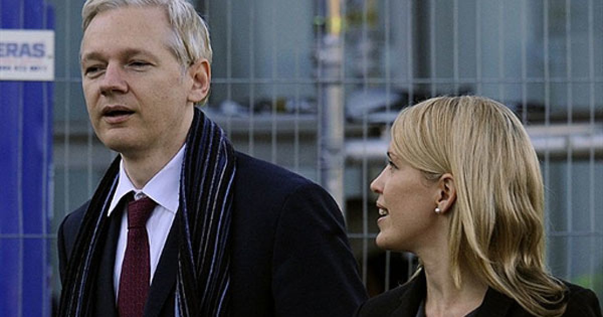 Великобританія, Лондон. Засновник "WikiLeaks" Джуліан Ассанж прибув разом із юристом Дженніфер Робінсон до суду у магістраті Белмарш. Суд у Лондоні почав розгляд справи про екстрадицію Джуліана Ассанжа до Швеції, де його хочуть допитати у зв&#039;язку з підозрою у зґвалтуванні. / © AFP