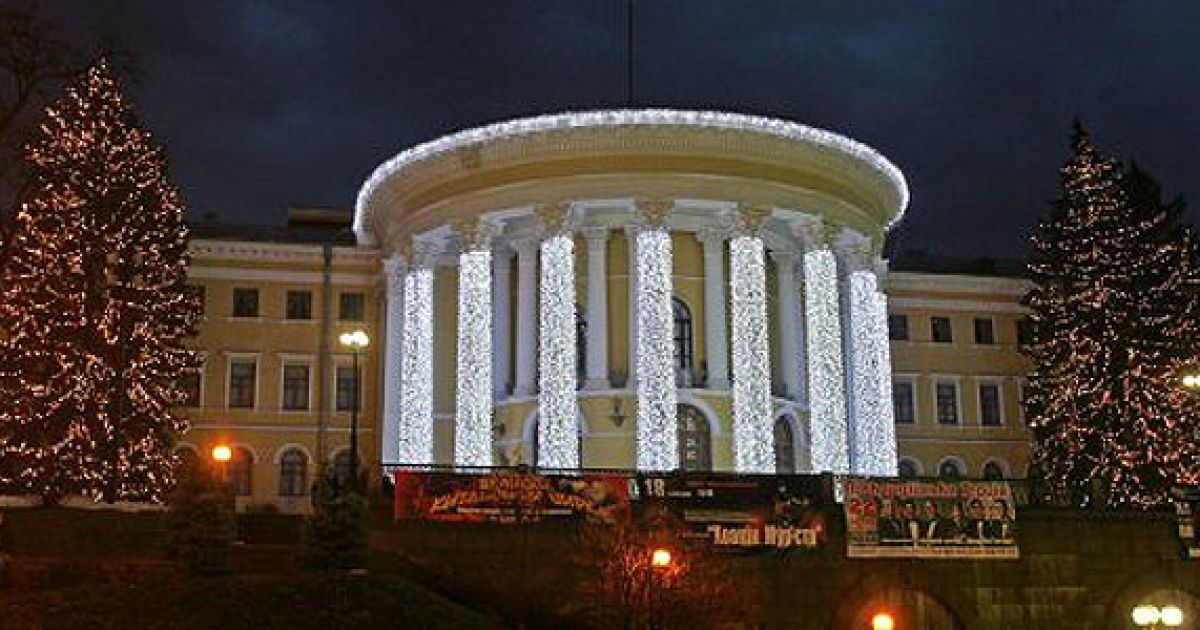 Прикрашений Міжнародний центр культури і мистецтв (Жовтневий палац) в Києві / © УНІАН