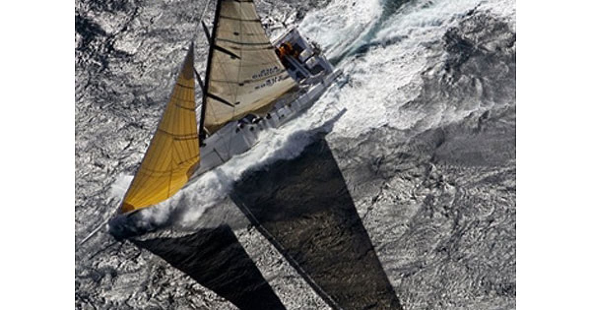 Австралія, протока Басса. Австралійська яхта "Локі" йде через протоку Басса біля берегів Тасманії під час 66-ої сіднейської регати Хобарта. Складні погодні умови, шторм і ураганний вітер змусили 11 яхт змінити курс. / © AFP