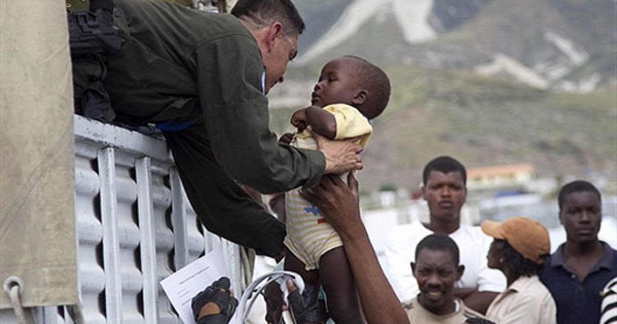 Гаїті, Порт-о-Пренс. Миротворці ООН вивозять місцевих мешканців на вантажівках ООН з міста Порт-о-Пренс, якому загрожує тропічний шторм Томас. / © AFP