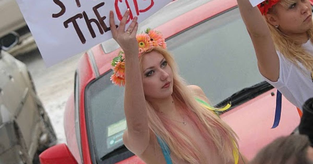 Жіночий рух FEMEN провів у Дніпропетровську акцію "Асфальт накрився!" прооти жахливого стану доріг у місті / © femen.livejournal.com