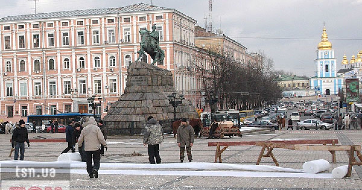 Для зйомок заключних сцен режисер Сергій Снєжкін оккупував Софійську площу в центрі Києва