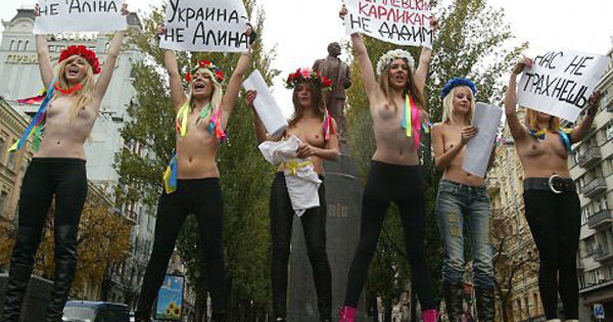 Активістки жіночого руху FEMEN влаштували біля пам&rsquo;ятника Леніну в центрі Києва топлес-акцію "Україна - не Аліна" проти візиту до України прем'єр-міністра Росії Володимира Путіна. / © УНІАН