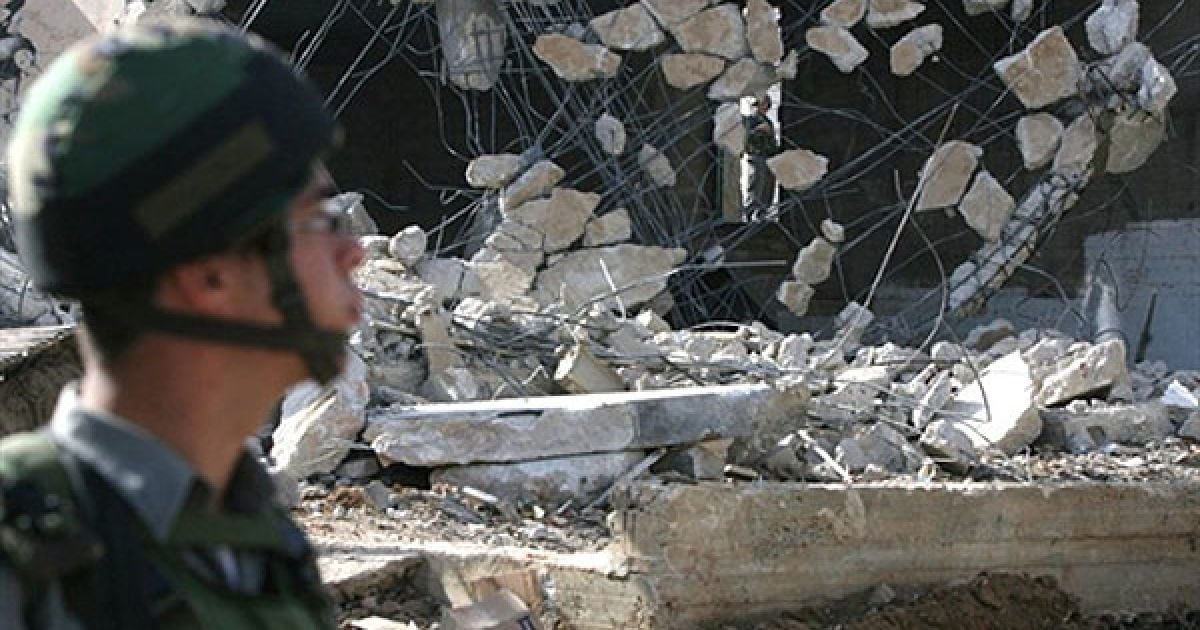 Хеврон. Ізраїльські солдати стоять на варті під час зносу магазинів, побудованих палестинською родиною Джабер. Магазини нібито були побудовані без дозволу і у безпосередній близькості від ізраїльського поселення Кір'ят Арбаа, у окупованій Ізраїлем палестинській території Західного берега, поруч з містом Хеврон. / © AFP