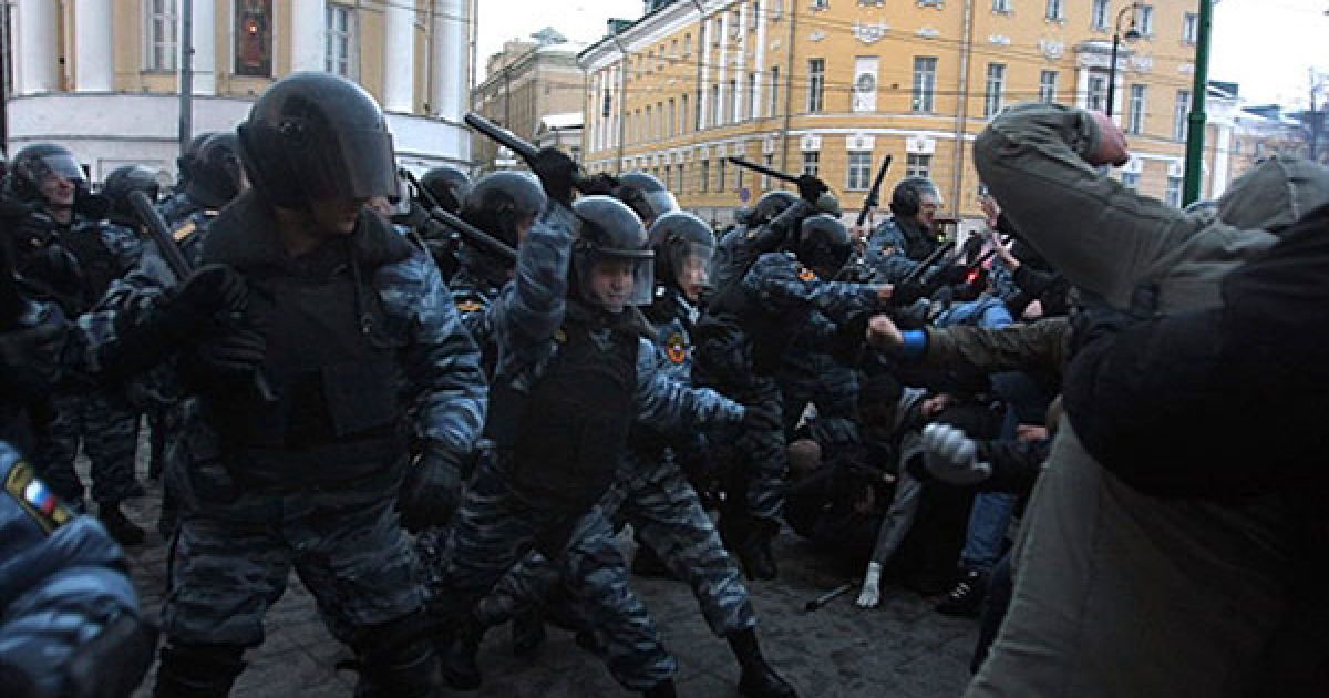 Протягом декількох годин бійцям ОМОН не вдавалося втихомирити уболівальників. / © AFP