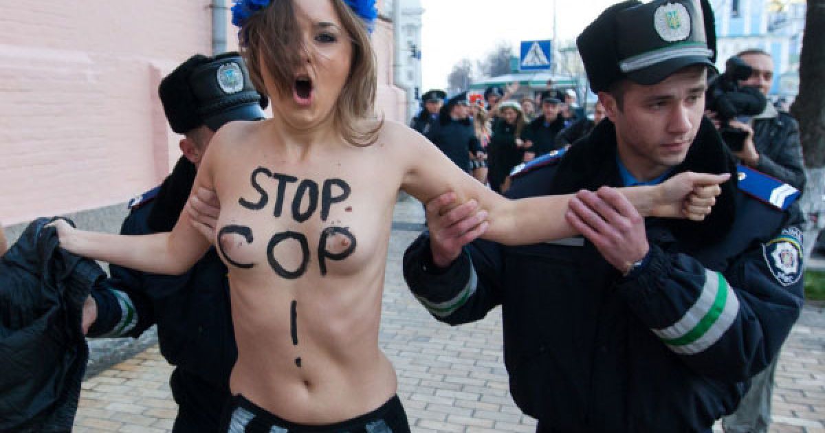 Під час спроби потрапити в будівлю ГУ МВС, оголені активістки FEMEN були затримані і доставлені до Шевченківського райвідділу міліції. / © Украинское Фото