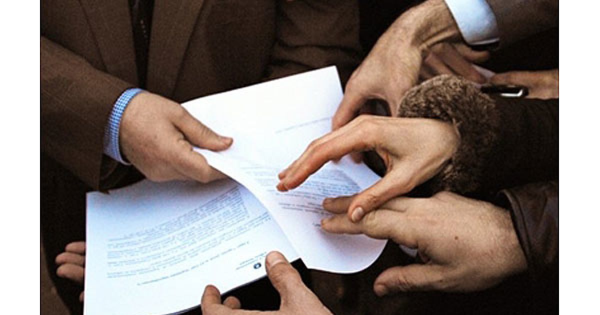 Італія, Рим. Журналісти розбирають комюніке Конституційного суду Італії, яким було відкрито справу щодо корупції за участю прем'єр-міністра країни Сильвіо Берлусконі. . Конституційний суд Італії змінив закон про тимчасовий імунітет, який захищав італійського лідера, і усунув положення, які надавали Берлусконі автоматичний імунітет. / © AFP