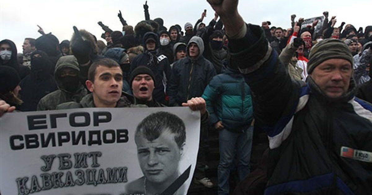 В центрі Москви, на Манежній площі, кілька тисяч футбольних фанатів влаштували масову бійку зі співробітниками міліції. / © AFP