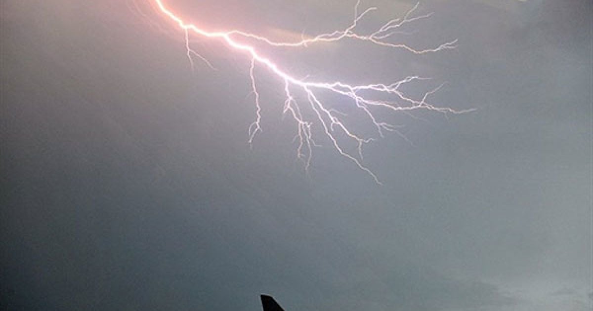 Малайзія, Куала-Лумпур. Через вікно літака Малайзійських авіаліній
видно блискавку над Куала-Лумпуром. / © AFP