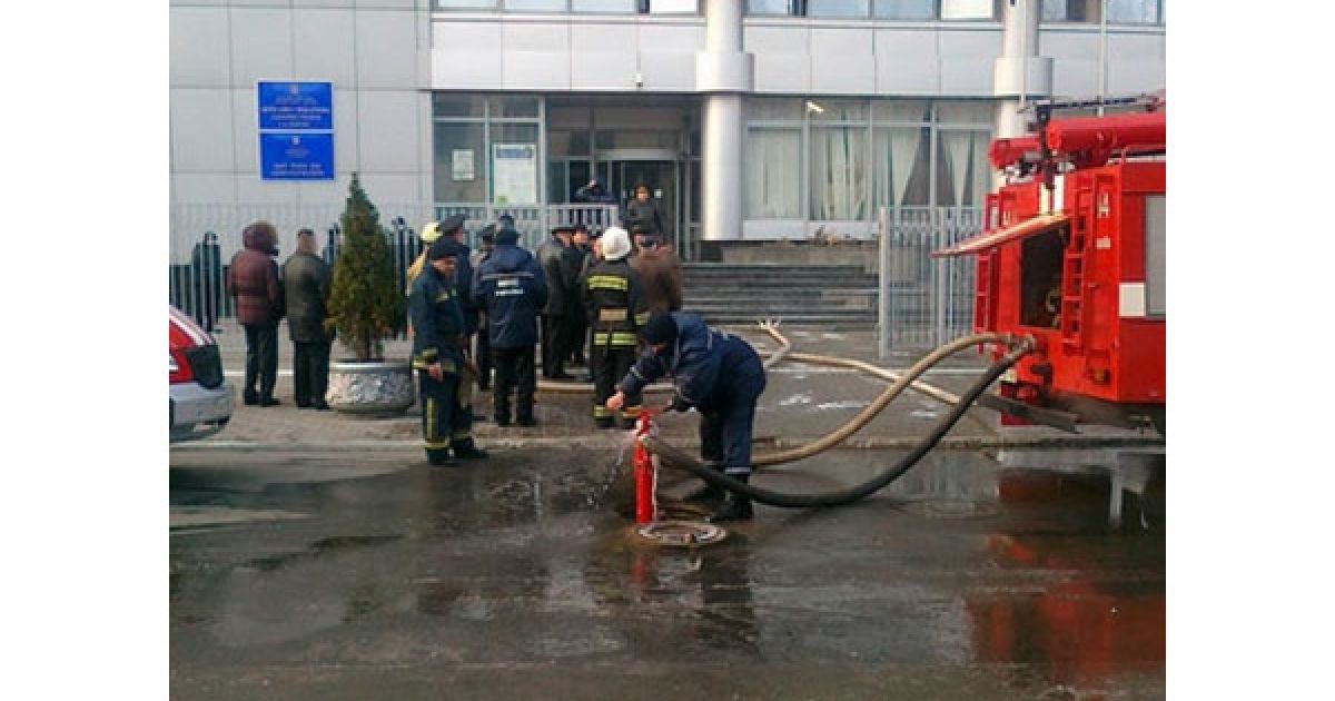 За попередніми даними МНС, вогонь спалахнув на другому поверсі будівлі в одному з кабінетів. / © Я - Корреспондент