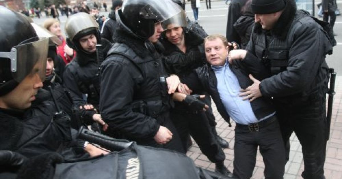 На Хрещатику комуністи побились з "помаранчевими"_9 / © УНІАН