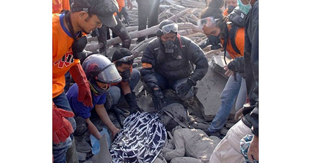 Шістнадцять жертв, про які достеменно відомо на цей момент, живцем згоріли біля будинку 73-річного Сураксо Харга, відомого на Яві як "хранитель ключів" Мерапі. / © AFP