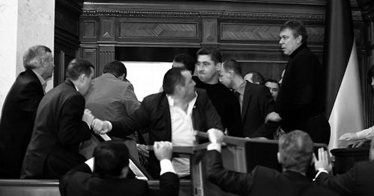 У Раді вимкнули світло, а потім депутати почали бити один одного стільцями. / © УНІАН