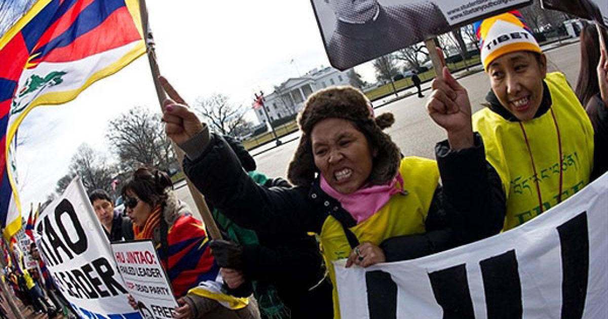 США, Вашингтон. Тибетські активісти влаштували акцію протесту проти візиту президента Китаю Ху Цзіньтао до США перед будівлею Білого дому у Вашингтоні. Китайський президент Ху Цзіньтао прибув до США із державним візитом, щоб обговорити питання глобальної економіки, прав людини та геополітики. / © AFP