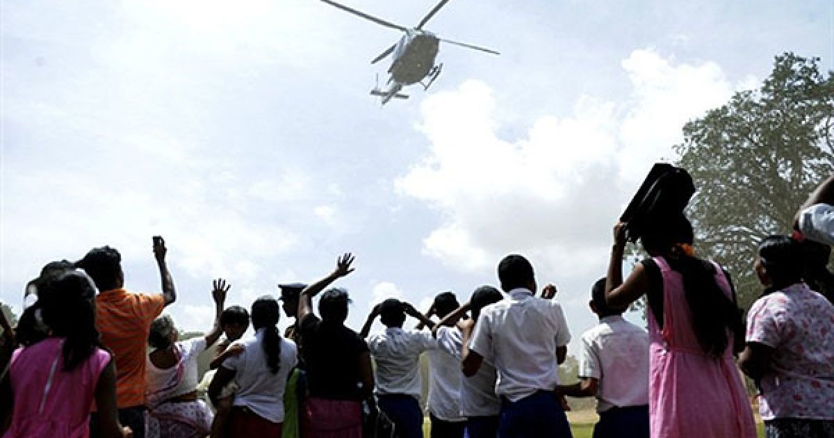 Шрі-Ланка. Жертви руйнівних повеней чекають на прибуття гелікоптера, на якому президент країни Махінда Раджапаксе відвідав район Полоннарува. ООН заявила, що шукає додаткові кошти для задоволення надзвичайних потреб жертв недавніх повеней, які були змушені залишити свої будинки. / © AFP