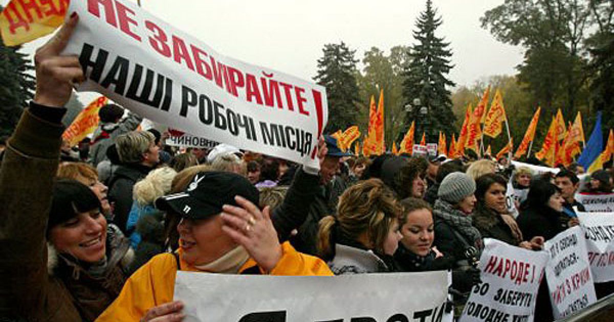 В акції протесту під стінами парламенту взяли участь тисячі співробітників магазинів секонд-хенду і споживачі, які отоварюються переважно у "секондах". / © УНІАН