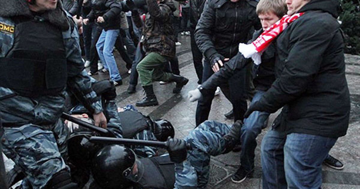 На Манежній площі розбиті світильники, повалена ялинка, пошкоджені деякі металеві конструкції. / © AFP
