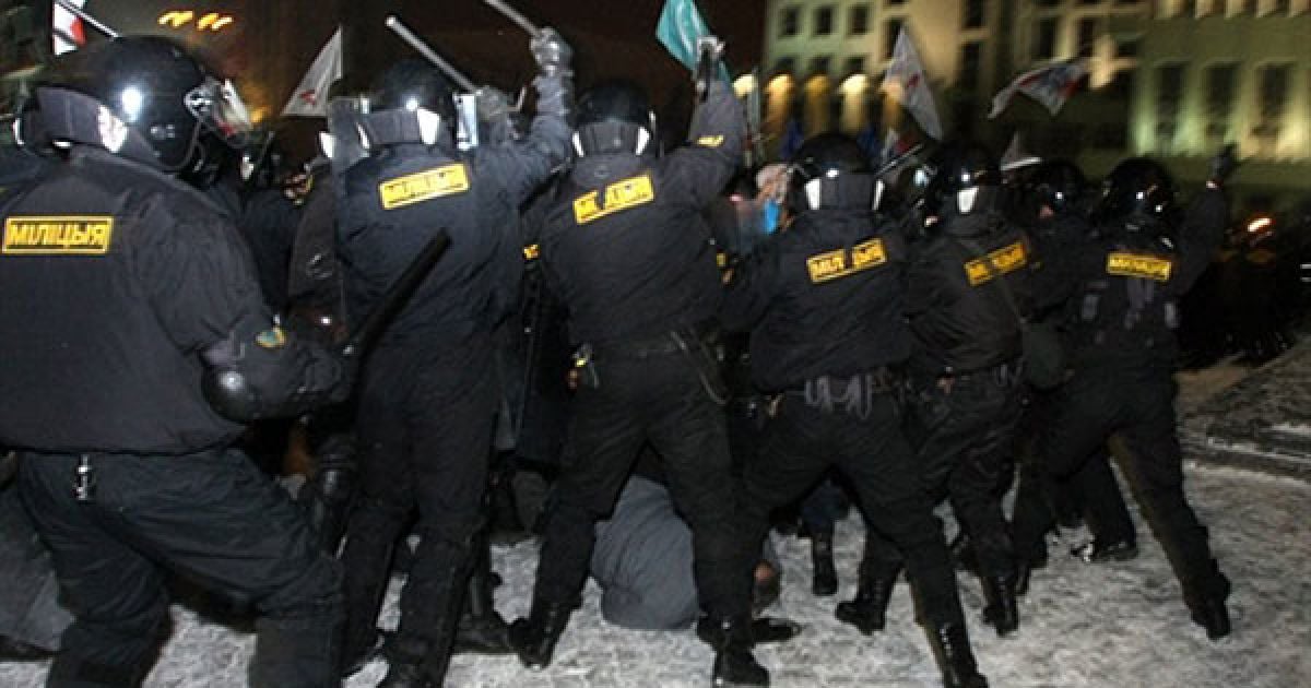 Спочатку військові били кийками в щити, щоб деморалізувати опозиціонерів. / © AFP