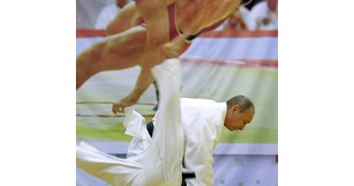 Спочатку Володимир Путін вийшов на килим із членами збірної Росії з дзюдо, а потім також попрактикуватися у греко-римській та вільній боротьбі. / © AFP