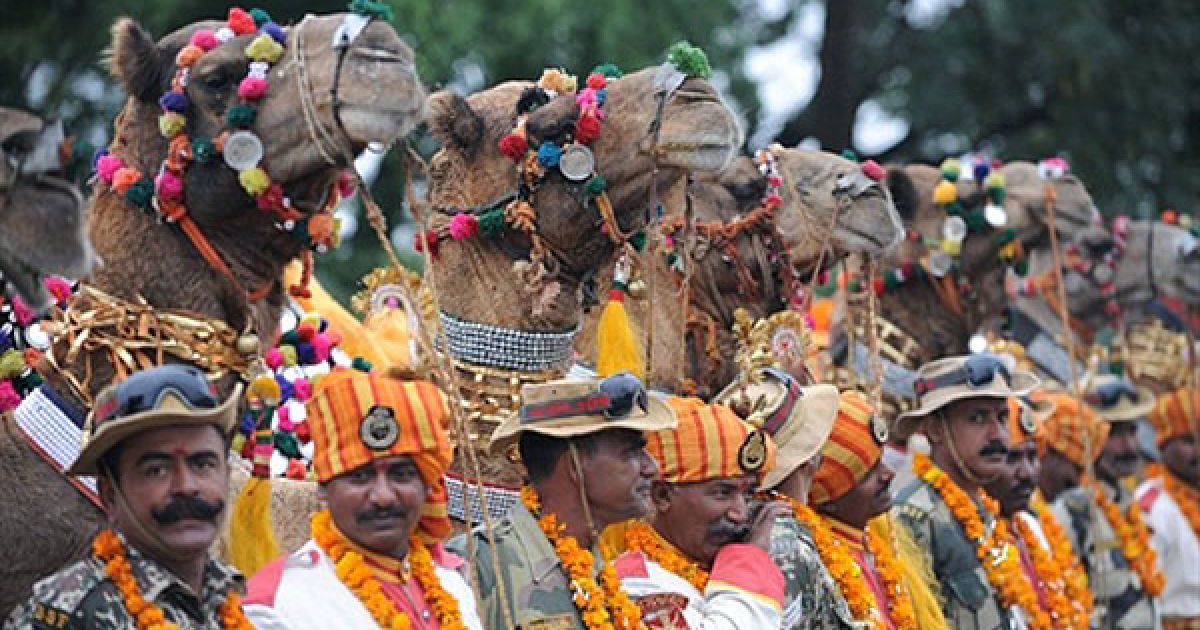 Індія, Сігам. Індійські прикордонники позують з їхніми верблюдами перед початком сафарі на верблюдах Seema Prahari, яке почалось у Мунабао і завершилось у Сігамі. Близько 11 верблюдів та 22 солдатів взяли участь у сафарі, метою якого було поліпшити відносини із цивільним населенням у прикордонних районах. / © AFP