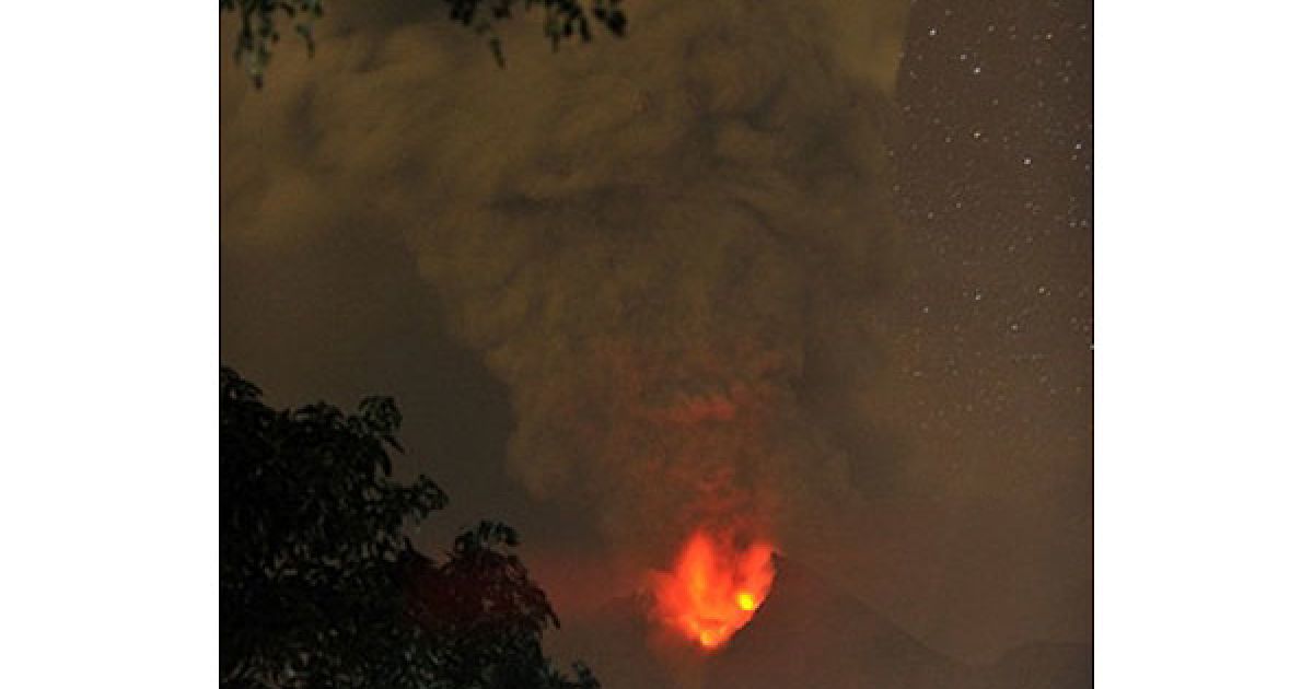 Індонезія, Клатене. Лава і попел від виверження вулкана Мерапі у провінції Центральна Ява на світанку. Авіакомпанії скасували щонайменше 36 рейсів у Джакарті через виверження найактивнішого вулкана Індонезії. / © AFP