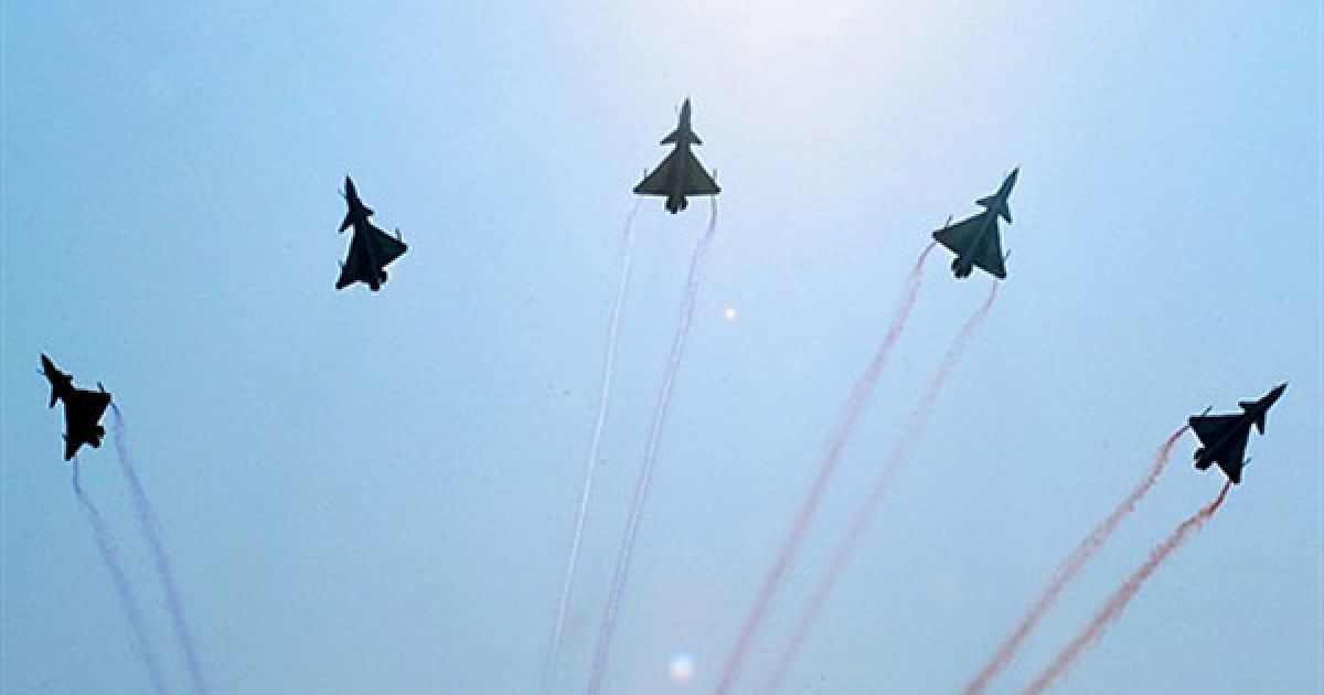 Виступ винищувачів на авіасалоні "Airshow China 2010" / © AFP