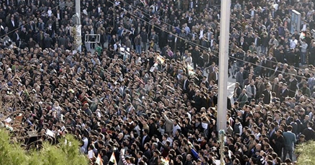 Ірак, Сулейманія. Тисячі іракських курдів скандують гасла під час антиурядової демонстрації проти керівництва курдського регіону у місті Сулейманія на півночі Іраку. / © AFP