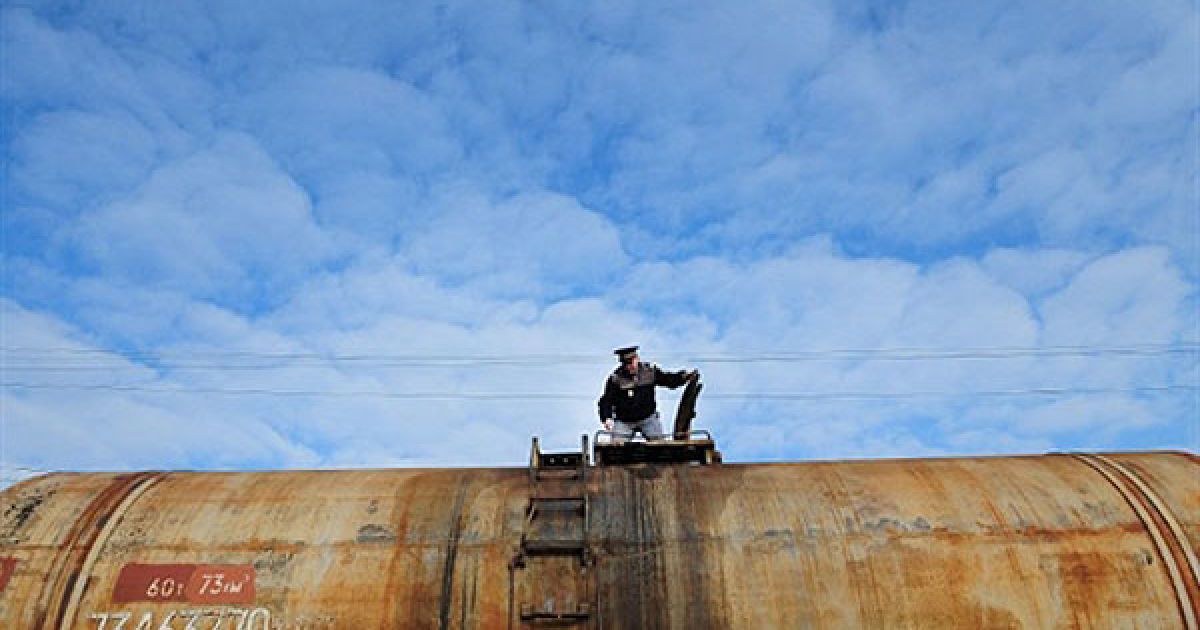 Румунія, Унгень. Румунський офіцер прикордонної поліції оглядає вагон, який прямує з Молдови, на прикордонному пункті Унгень. Прикордонна поліція Румунії посилила контроль на кордоні з Республікою Молдова. Від Молдови вимагають виконання певних вимог для входження до Шенгенської зони, яке планується у березні 2011 року. Франція і Німеччина публічно виступили проти такого кроку. / © AFP