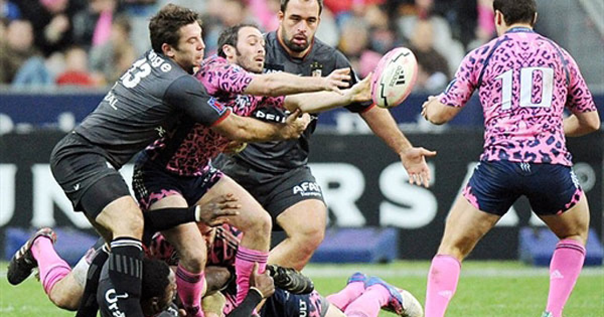 Франція, Сен-Дені. Гравець регбійної команди "Stade Francais" Жюльєн Дюпюї веде боротьбу за м&rsquo;яч із центровим "Toulouse" Флоріаном Фріцом під час матчу в Сен-Дені. / © AFP