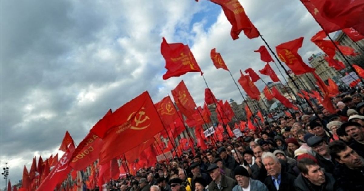 Прихильники Комуністичної партії України на Бессарабській площі Києва, біля пам'ятника Леніну, влаштували мітинг, присвячений дев'яносто третій річниці Жовтневої революції. / © AFP