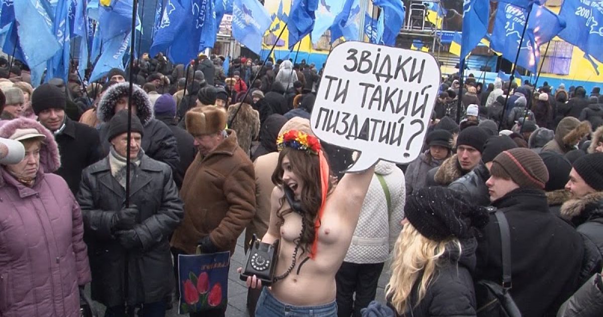 Оголені дівчата з руху FEMEN під час акції Партії регіонів у Києві звернулися зі своїм питанням до президента Віктора Януковича / © femen.livejournal.com