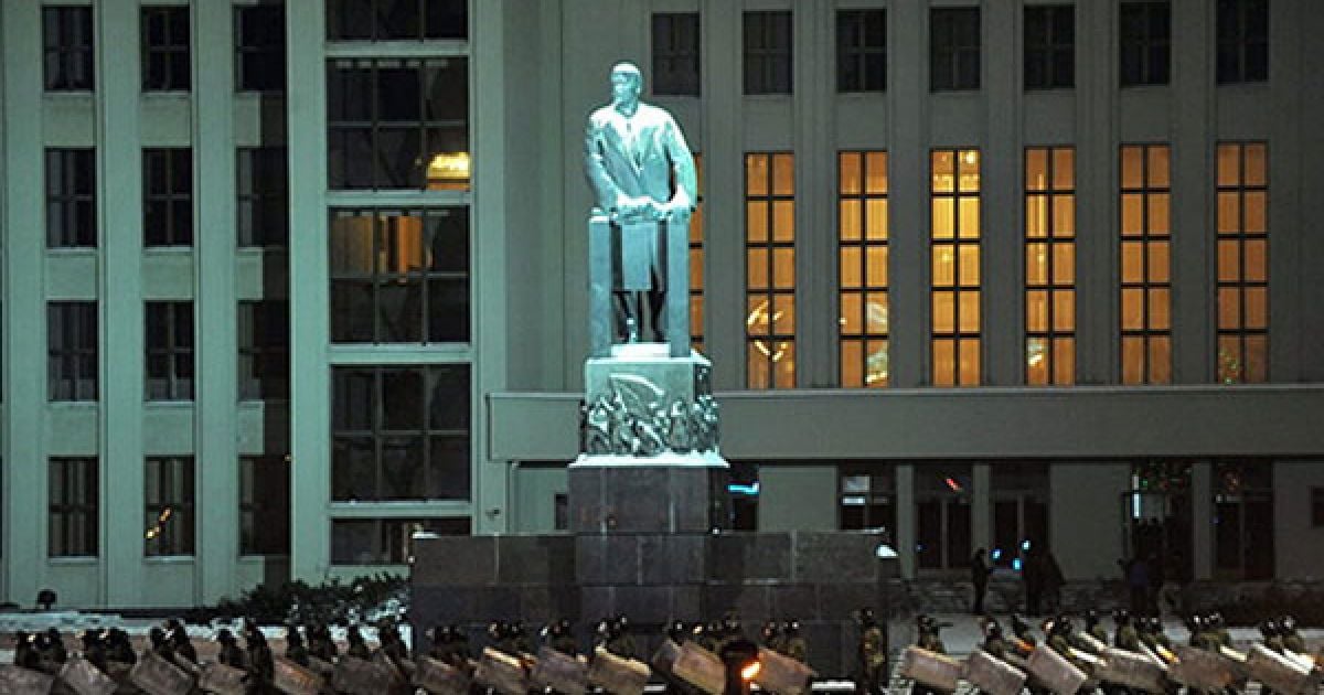 Білорусь, Мінськ. ОМОН стоїть на варті перед будівлею уряду під час мітингу опозиції в центрі Мінську. Білоруські правоохоронці заарештували сотні мітингувальників і застосували силу для розгону масової демонстрації проти переобрання Олександра Лукашенка на посаду президента країни. / © AFP
