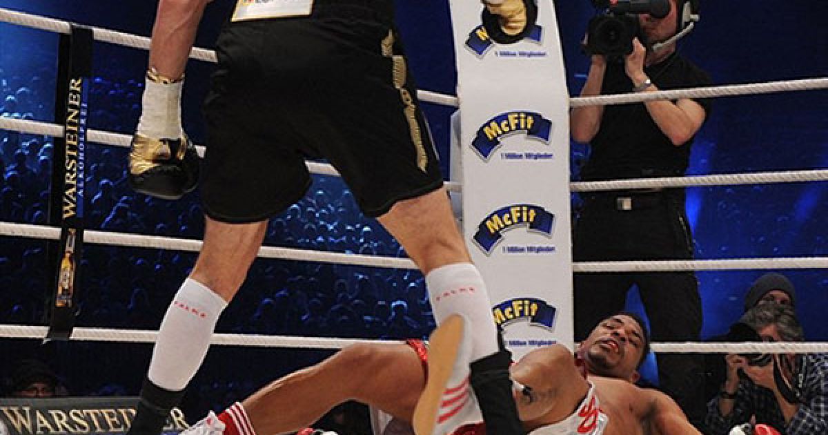 Німеччина, Кельн. Чемпіон світу у надважкій вазі за версією WBC Віталій Кличко отримав перемогу нокаутом у першому раунді поєдинку з кубинцем Одланьєром Солісом. Українець Віталій Кличко захистив свій чемпіонський титул. / © AFP