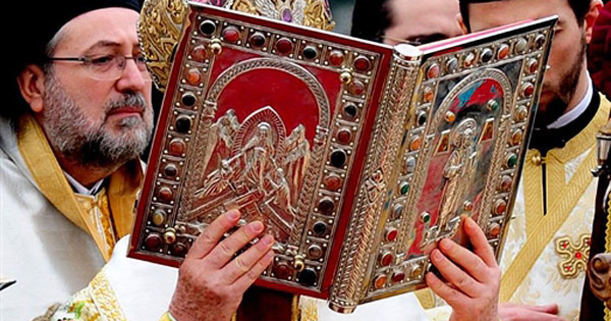 Туреччина, Стамбул. Глава православної церкви, Вселенський Патріарх Варфоломій молиться біля Золотого Рогу після святкової служби на Хрещення. / © AFP