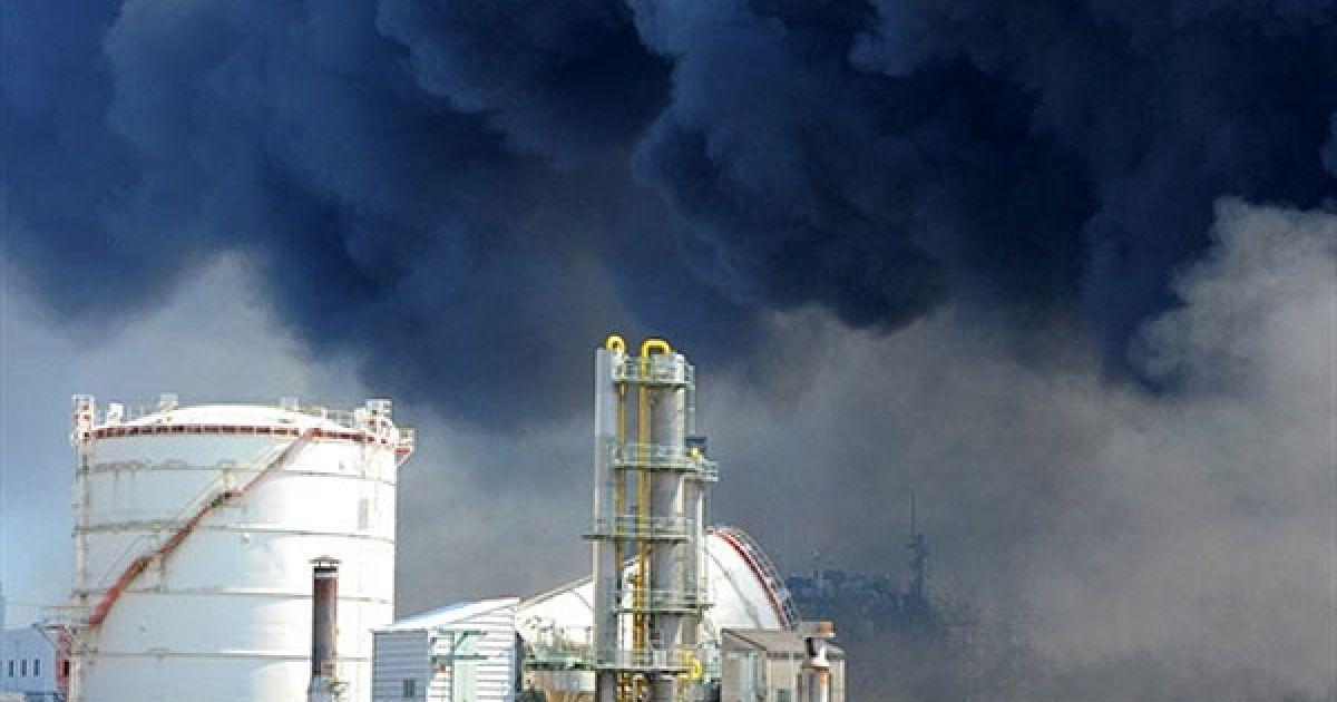 Японія, Тагахо. Дим від пожеж у портовому місті у префектурі Міягі. Руйнівний землетрус і потужне цунамі спустошили північно-східне узбережжя країни, кількість жертв стихії становить десятки тисяч людей. / © AFP