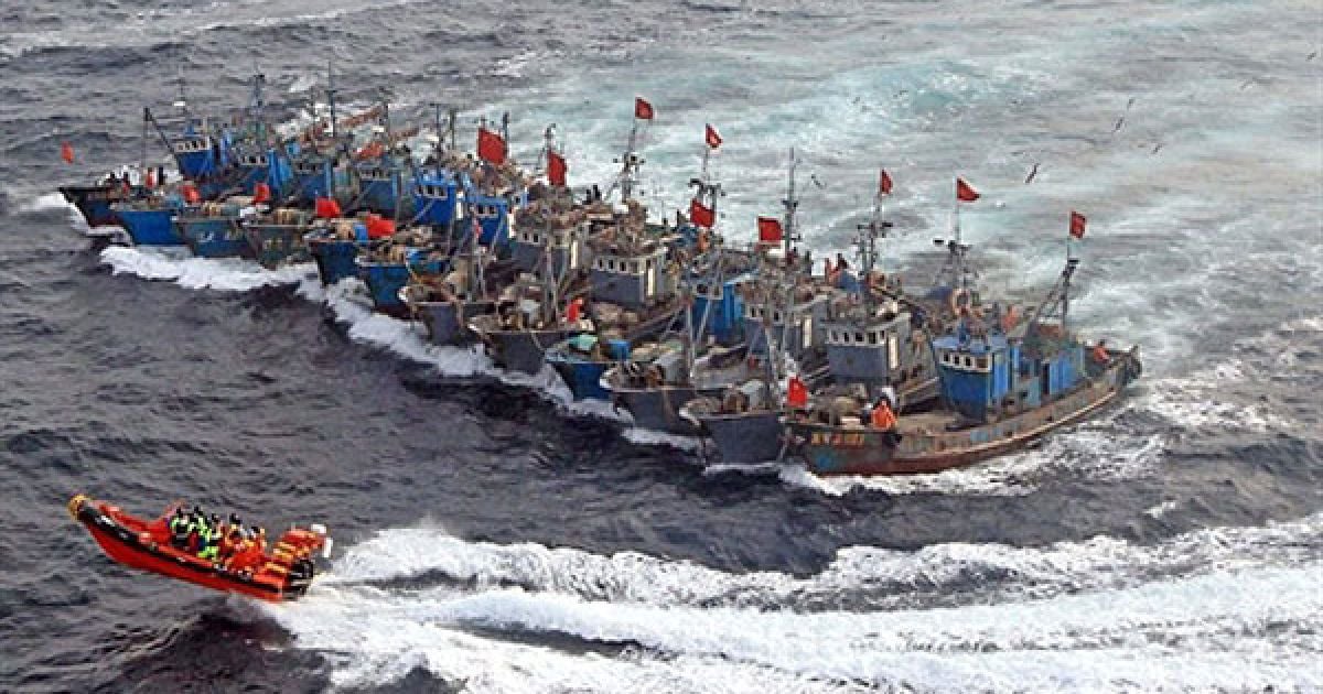 Республіка Корея, Жовте море. 12 китайських риболовецьких судів, з&rsquo;єднані мотузками, намагаються завадити судам берегової охорони Південної Кореї. Охорона спробувала зупинити незаконне рибальство у Жовтому морі біля берегів Південної Кореї. / © AFP