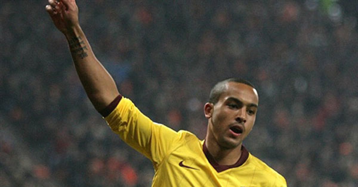 Тео Уолкотт втік від захисників і виграв дуель у П&#039;ятова. / © AFP