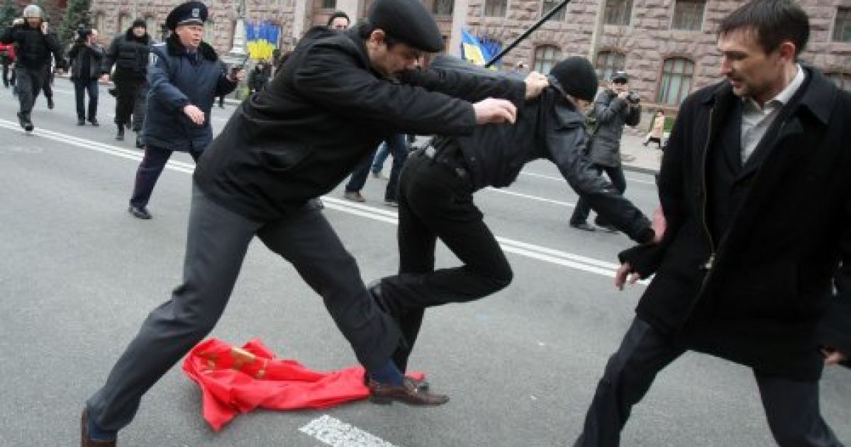 Біля пам'ятника Володимиру Леніну виникла бійка між комуністами і представниками Комітету помаранчевої революції. / © УНІАН