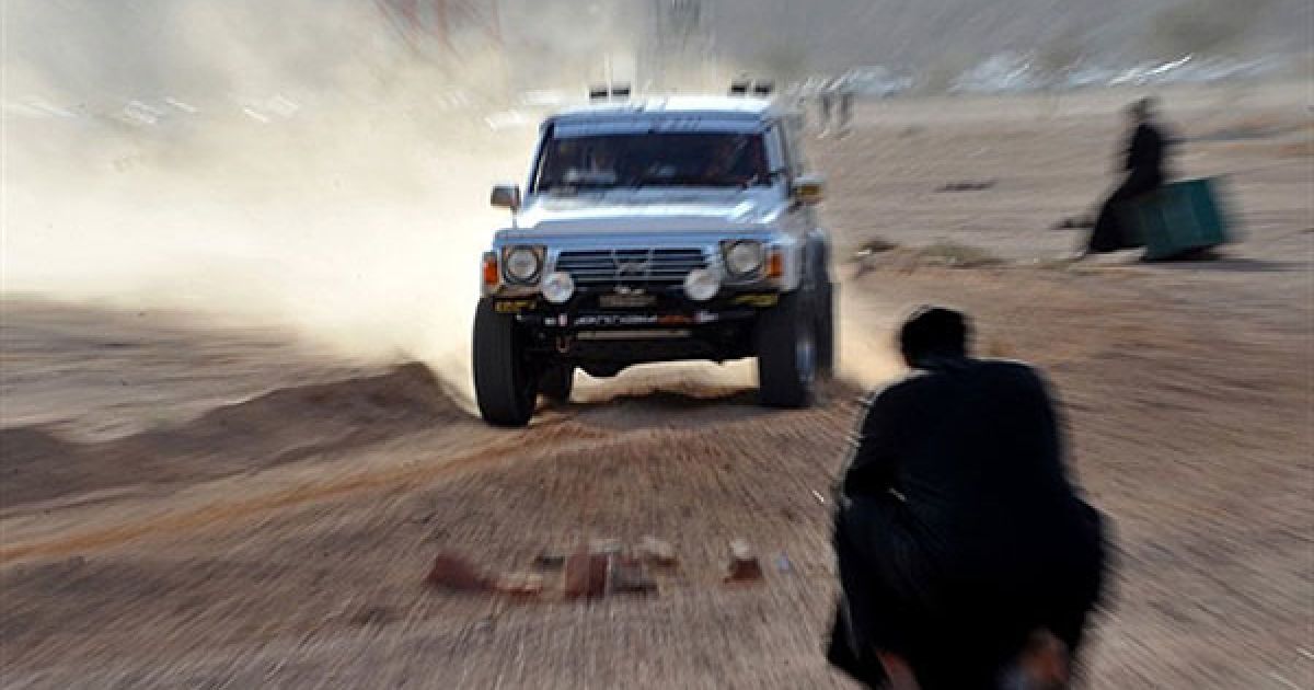 Саудівська Аравія, Хаел. Саудівець дивиться на автомобіль під час першого дня Міжнародного ралі Hael Desert Challenge 2011. / © AFP