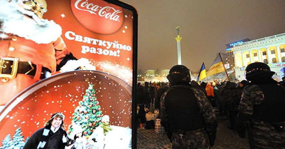 В центрі Києва під наглядом озброєної міліції комунальники знесли наметове містечко підприємців, які протестували проти Податкового кодексу. / © AFP