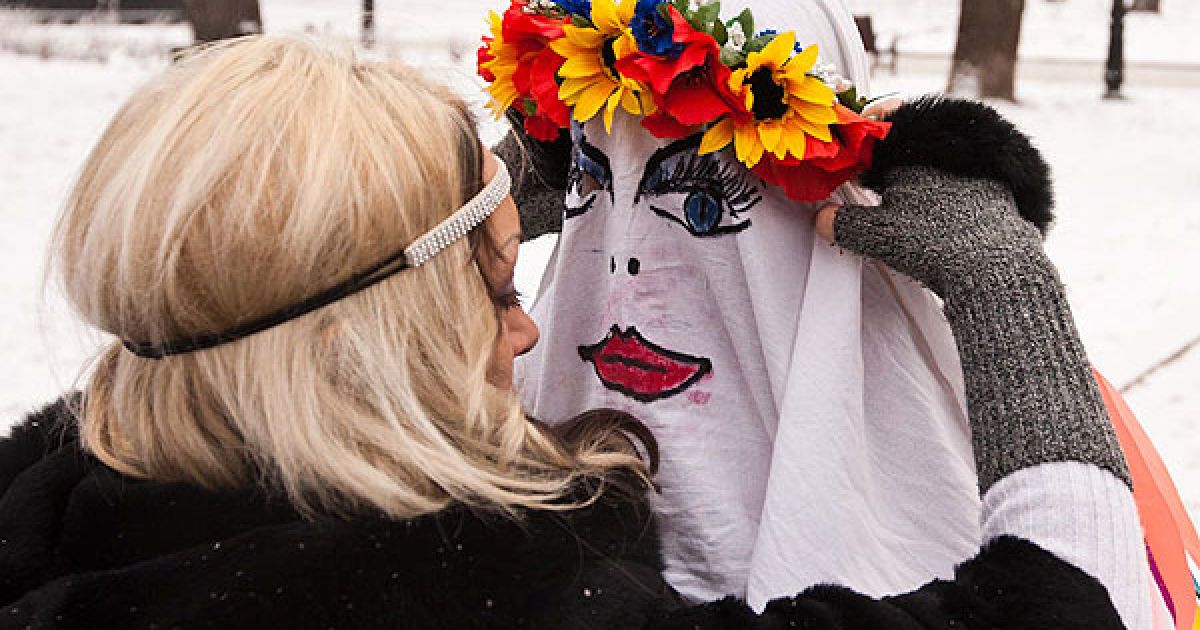 Жіночий рух FEMEN вирішив привітати прем'єр-міністра України Миколу Азарова з днем народження / © Жіночий рух FEMEN