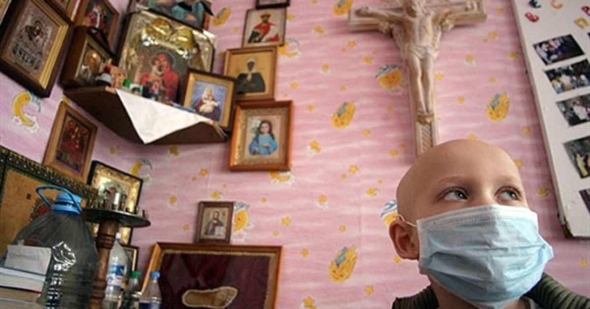 Україна, Донецьк. Дитина у захисній масці, стоїть в кімнаті лікарні для людей, які страждають від лейкемії. Українські діти та дорослі, деякі з яких стали жертвами аварії на Чорнобильській АЕС у 1986 році, проходять у клініці курс лікування. / © AFP